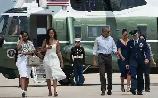Obama Leave For Annual Summer Vacation